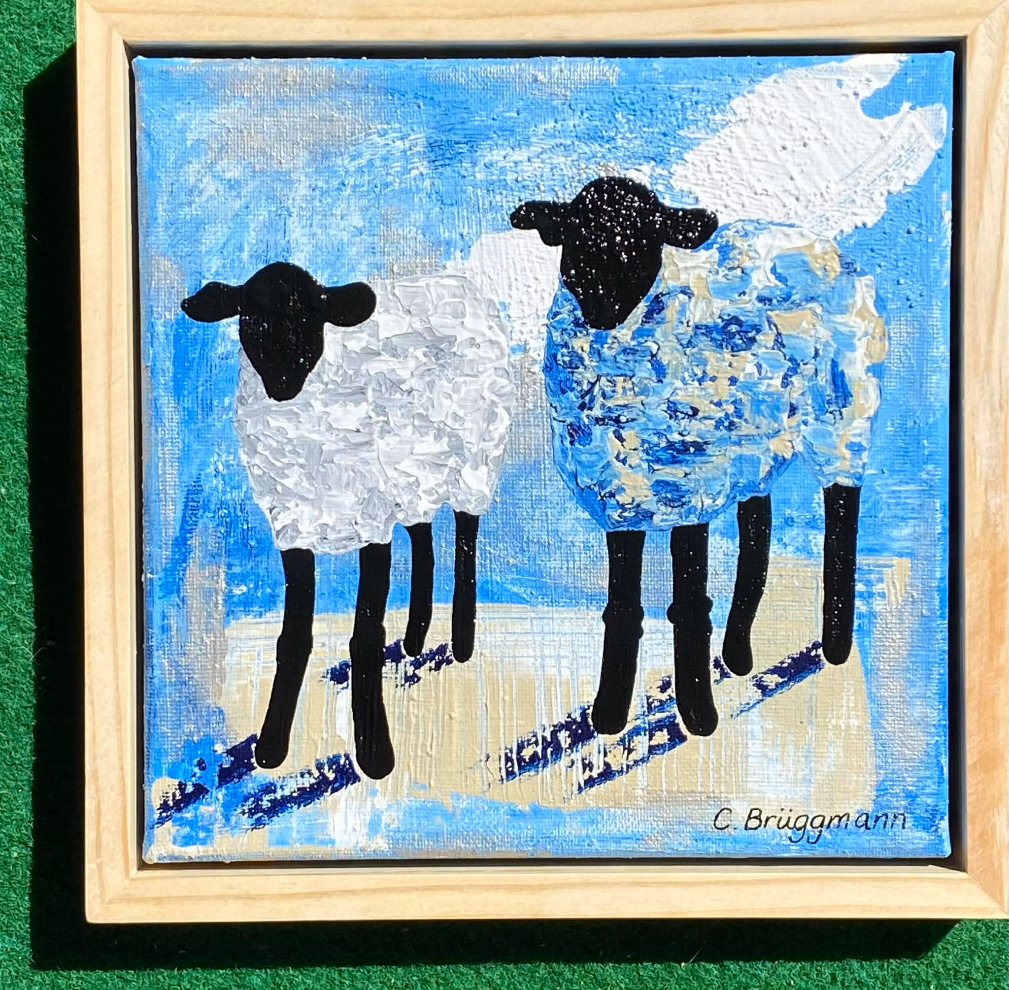Fåramålaren Catharina Brüggmann från Helsingborg har här målat liten tavla i blått med får.