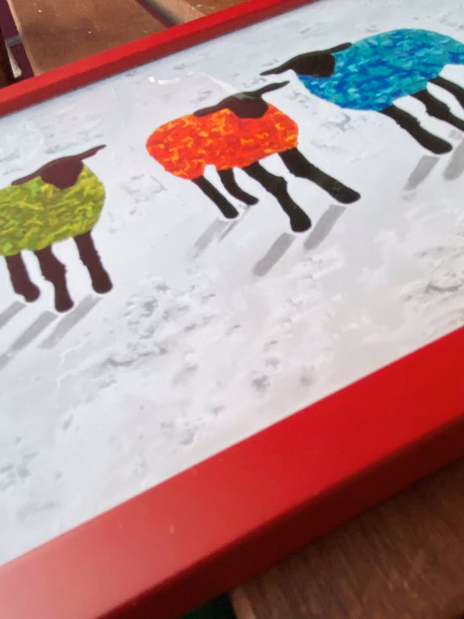 Läckert med röd ram till färgstarkt coolt art print med fårmotiv.