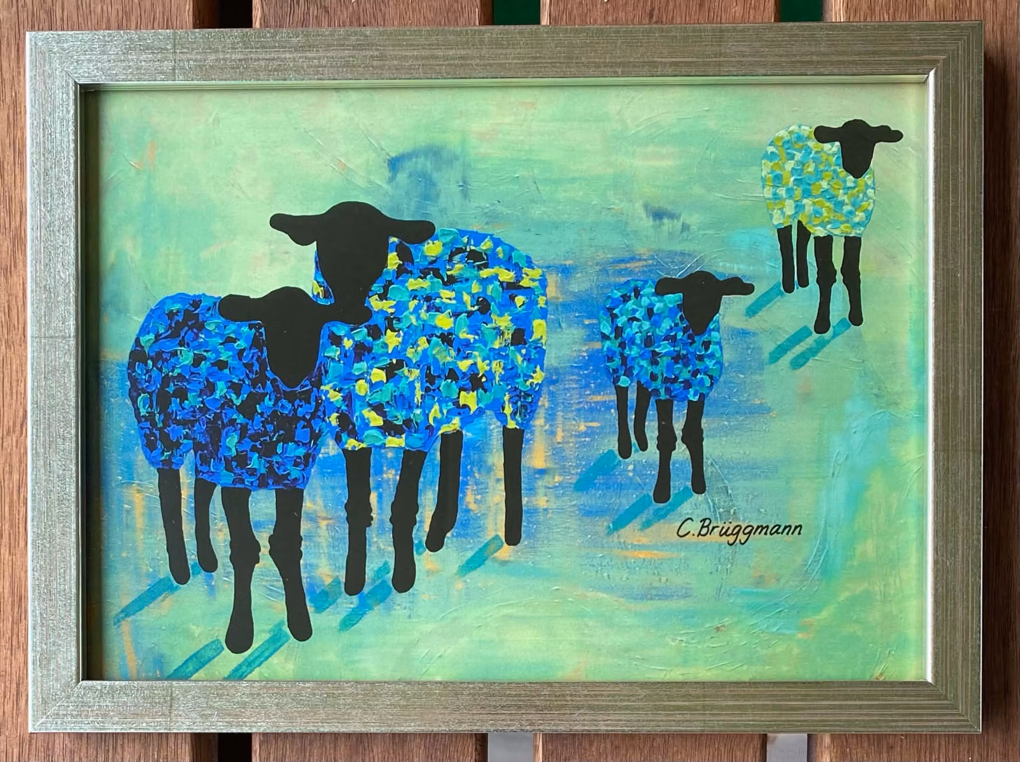 Silverram 15x21 cm omringar härligt fårtryck i gröna och blå nyanser, ett klassiskt gotlandsmotiv.