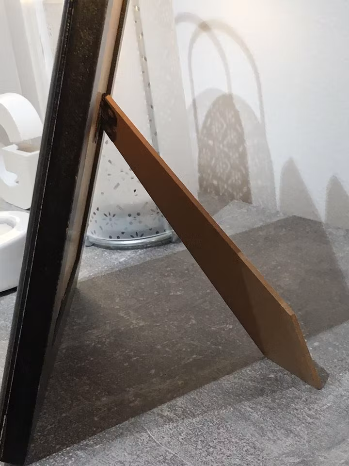 Närbild på ramen som ingår i köp av tavla med trollsländor målad av C.Brüggmann.