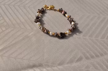 Armbånd med agat og ferskvannsperler