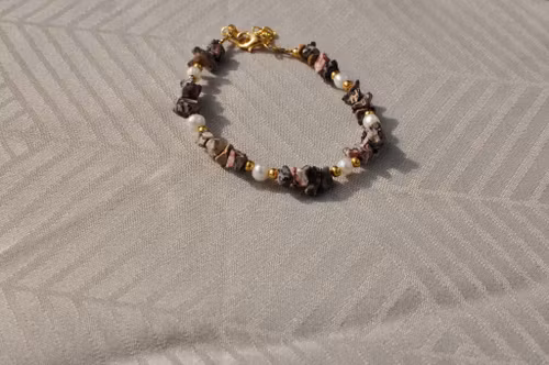 Armbånd med agat og ferskvannsperler