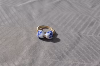 Mamma Mia-inspirert Ring med Blomsterformet Porselenperle