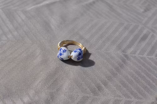Mamma Mia-inspirert Ring med Blomsterformet Porselenperle
