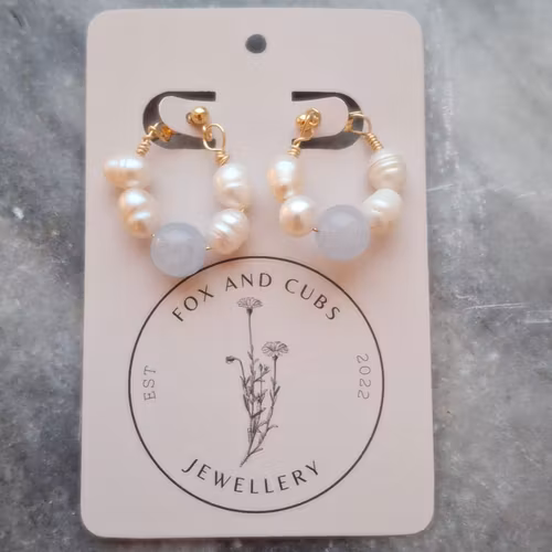 Wrap-around øredobber med ferskvannsperler og aquamarine