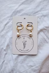 24k gullbelagte hoops med ferskvannsperler