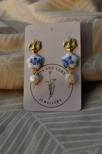 Ferskvannsperleøredobber med porselen og gullbelegg