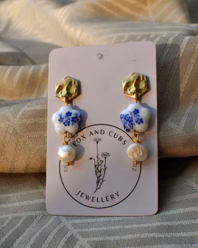 Ferskvannsperleøredobber med porselen og gullbelegg