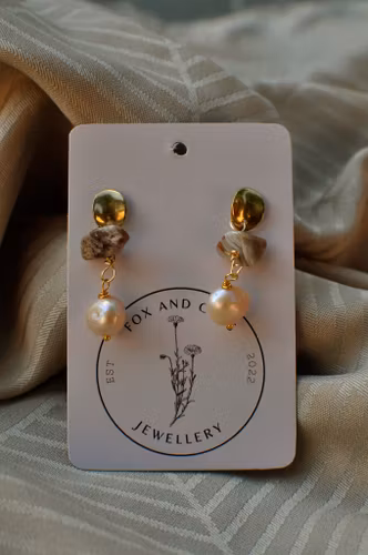 Ørestikkere med agat og ferskvannsperler