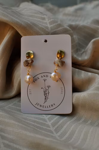 Ørestikkere med agat og ferskvannsperler