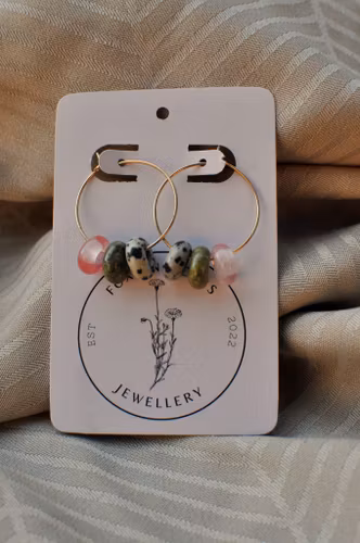 Hoops med Tre Unike Halvedelstener