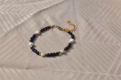 Armbånd med saffirer og ferskvannsperler