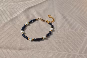 Armbånd med saffirer og ferskvannsperler