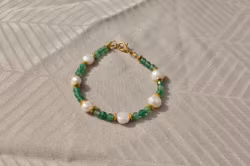 Armbånd med jade og ferskvannsperler