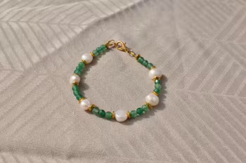 Armbånd med jade og ferskvannsperler