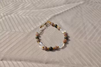 Armbånd med sunstone og nephrite jade
