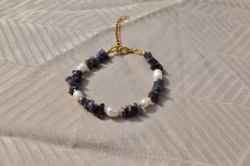 Armbånd med kyanitt og ferskvannsperler