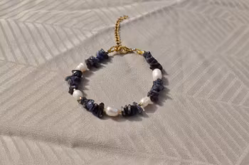 Armbånd med kyanitt og ferskvannsperler