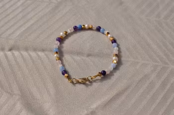 Armbånd med lilla, rosa og blå halvedelsteiner og ferskvannsperler