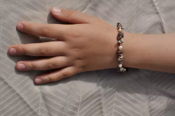 Armbånd med agat og ferskvannsperler