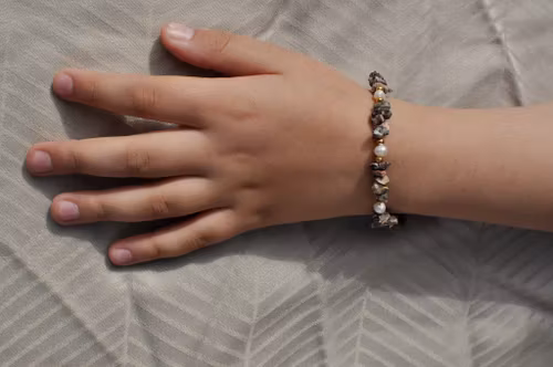 Armbånd med agat og ferskvannsperler