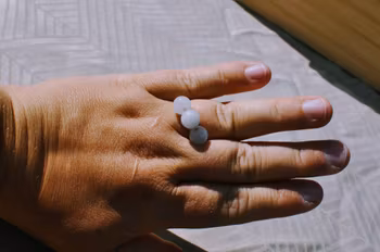 Håndlaget Ring med Aquamarine Perler