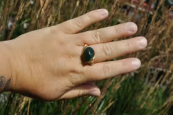 Håndlaget Ring med Grønn Stein