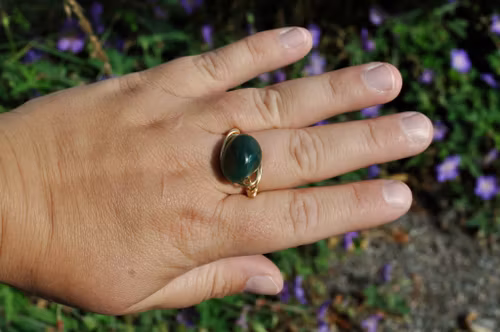 Håndlaget Ring med Grønn Stein