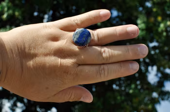 Håndlaget Ring med Lapis Lazuli
