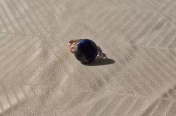 Håndlaget Ring med Lapis Lazuli