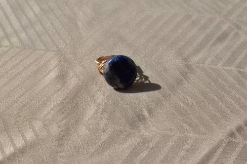 Håndlaget Ring med Lapis Lazuli