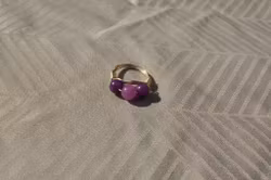 Håndlaget Ring med Tre Ametyst Steiner