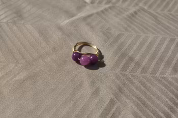 Håndlaget Ring med Tre Ametyst Steiner