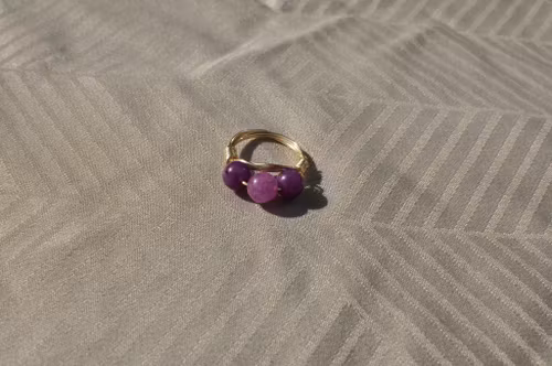 Håndlaget Ring med Tre Ametyst Steiner