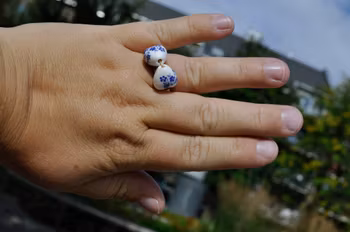 Mamma Mia-inspirert Ring med Hjerteformede Porselenperler