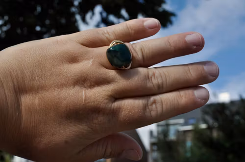Håndlaget Ring med Mørkegrønn Stein