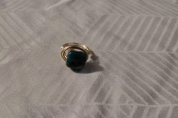 Håndlaget Ring med Mørkegrønn Stein