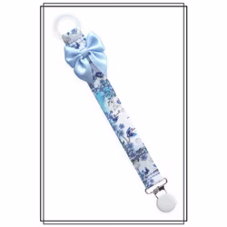 Napphållare blå blommor med ljusblå rosett - vitt clip