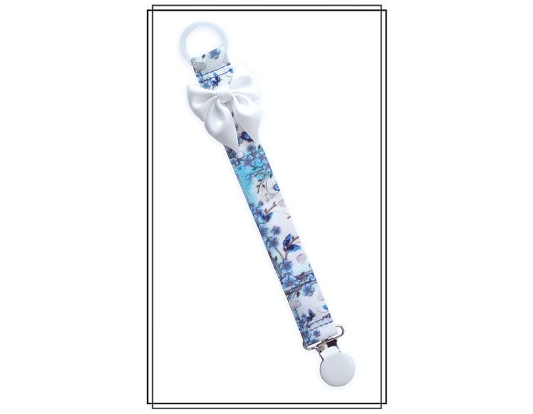 Napphållare blå blommor med vit rosett - vitt clip