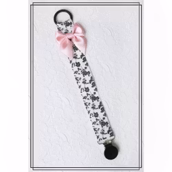 Napphållare vit med svarta blommor och blekrosa rosett