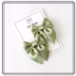 Saga LJUS KHAKIGRÖN - liten - 2-pack hårklämmor