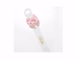 Vit napphållare med blekrosa rosett