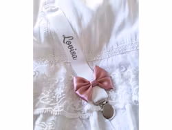 Vit napphållare med gammellila Vera-rosett