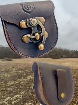 Chew pouch in leather