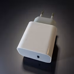 USB Typ-C väggladdningsadapter.