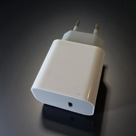 USB Typ-C väggladdningsadapter.