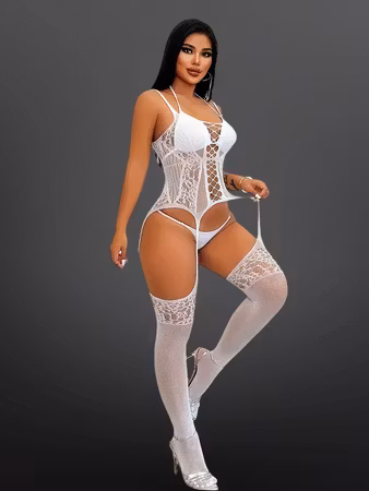 Vit spetsbody med strumpeband och strumpor