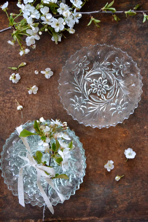 Assietter i glas med blommönster  VINTAGE