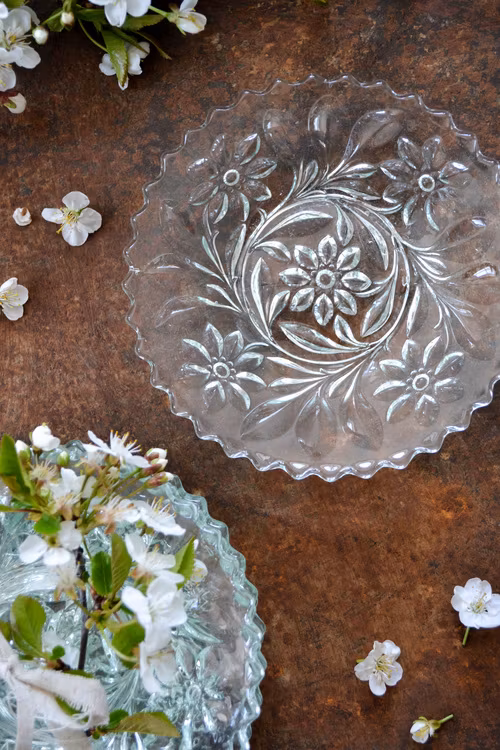 Assietter i glas med blommönster  VINTAGE