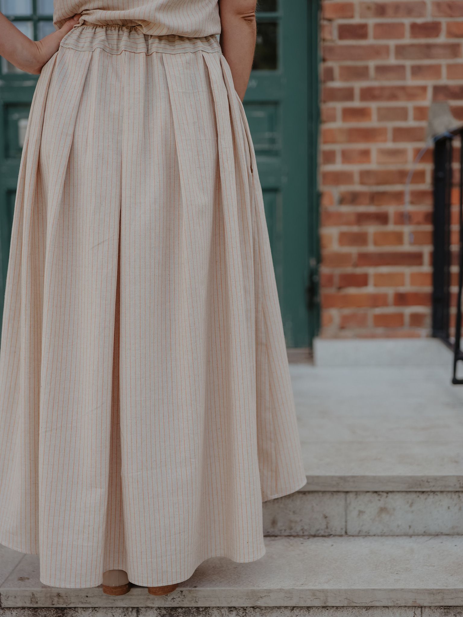 JUPE PLISSÉE - KJOL BEIGE/ORANGE SMALL STRIPES